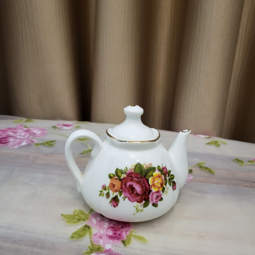 Ấm trà mini Cottage Rose, viền vàng mới có 2 chấm lỗi lò như hình