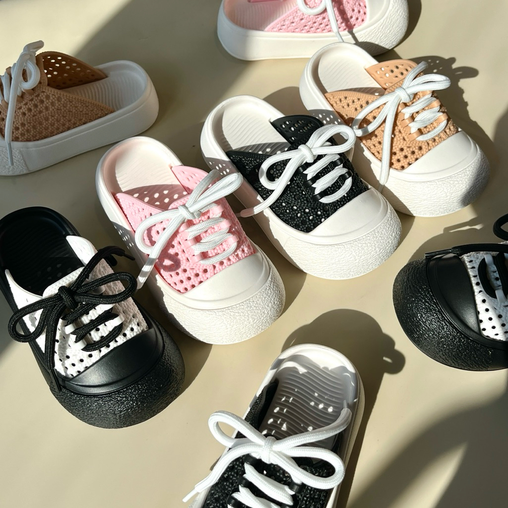 Giày sục thông hơi cho bé chất liệu nhựa eva không mùi siêu nhẹ siêu bền có dây buộc điều chỉnh cho bé trai bé gái (G70)