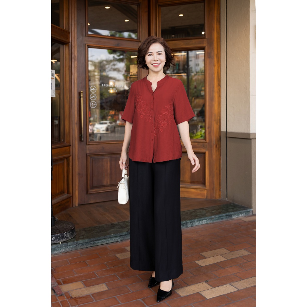 M COLLECTION | Áo Kiểu Nữ Trung Niên Tặng Mẹ, Bà Cài Nút Cổ Trụ Lụa Thêu Hoa Chìm Tay Ngắn A11460 | BigBuy360 - bigbuy360.vn