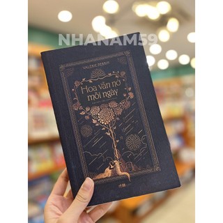 Sách - Hoa vẫn nở mỗi ngày (Valérie Perrin) (Nhã Nam)