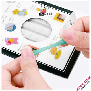 Đất set dính móng giả trên đế gắn móng mẫu