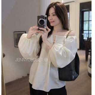  JENNYCLOSET ®”Horii Top”• Áo kiểu nữ trễ vai dập ly dáng xuông tay bồng phong cách Hàn Quốc-đơn giản,sang chảnh,điệu đà 