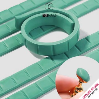 Đất set dính móng giả trên đế gắn móng mẫu