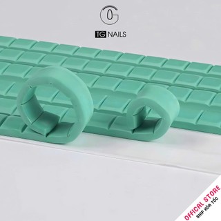 Đất set dính móng giả trên đế gắn móng mẫu