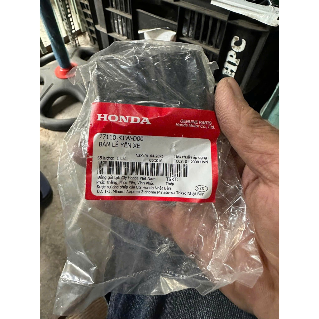 77110K1WD0 Bản lề yên xe SH350i  Bản lề yên xe SH350i