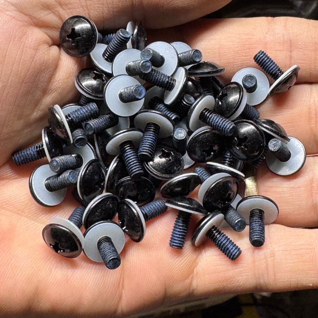 Ốc vít M4x10 mạ đen có mũ kèm long đen nhựa xịn