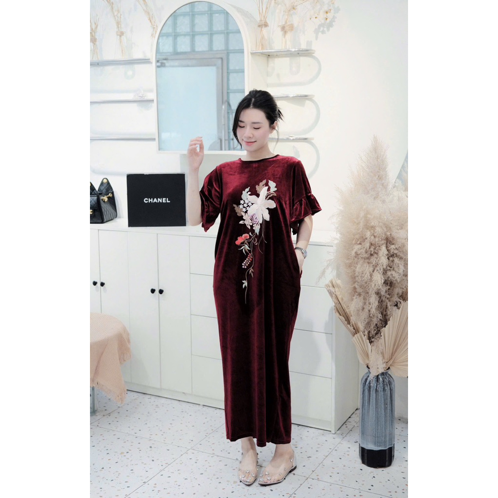 Váy nhung cộc tay cánh tiên thêu hoa ly siêu xinh, sẵn 2 màu đỏ và đen