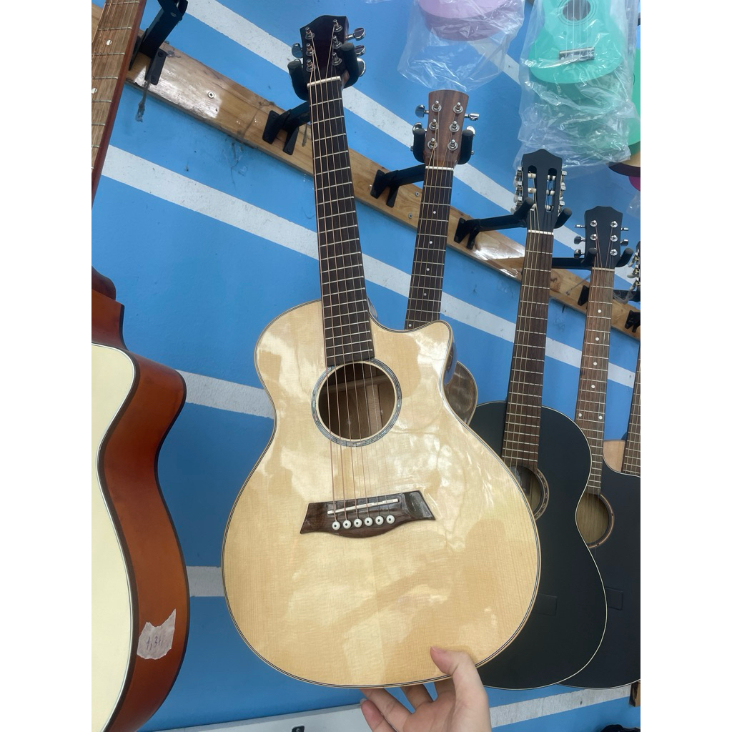 Guitar mini, guitar 1/2. Guitarmini size 1/2.