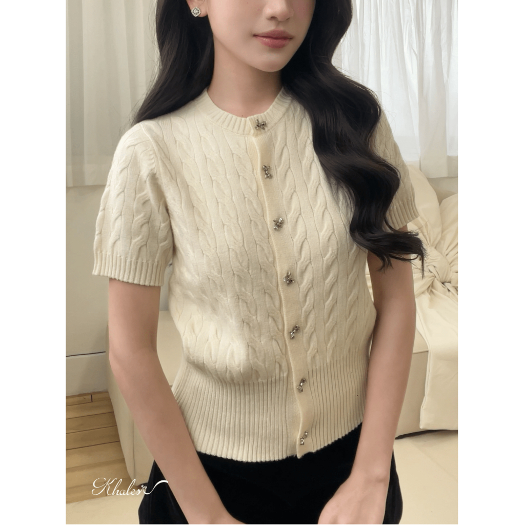 Áo Len ngắn tay dệt kim cổ tròn ba màu Hồng ,trắng, Be phối cúc nơ Phong Cách Sang Chảnh Hot trend 2026 | BigBuy360 - bigbuy360.vn