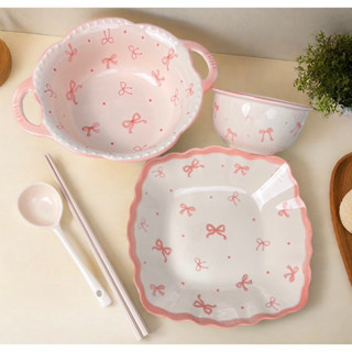 Bộ 5 Món ( Bát Tô + Đĩa Vuông + Bát Con + Thìa Sứ + Đũa ) Hoạ Tiết Nơ Hồng Xinh Xắn