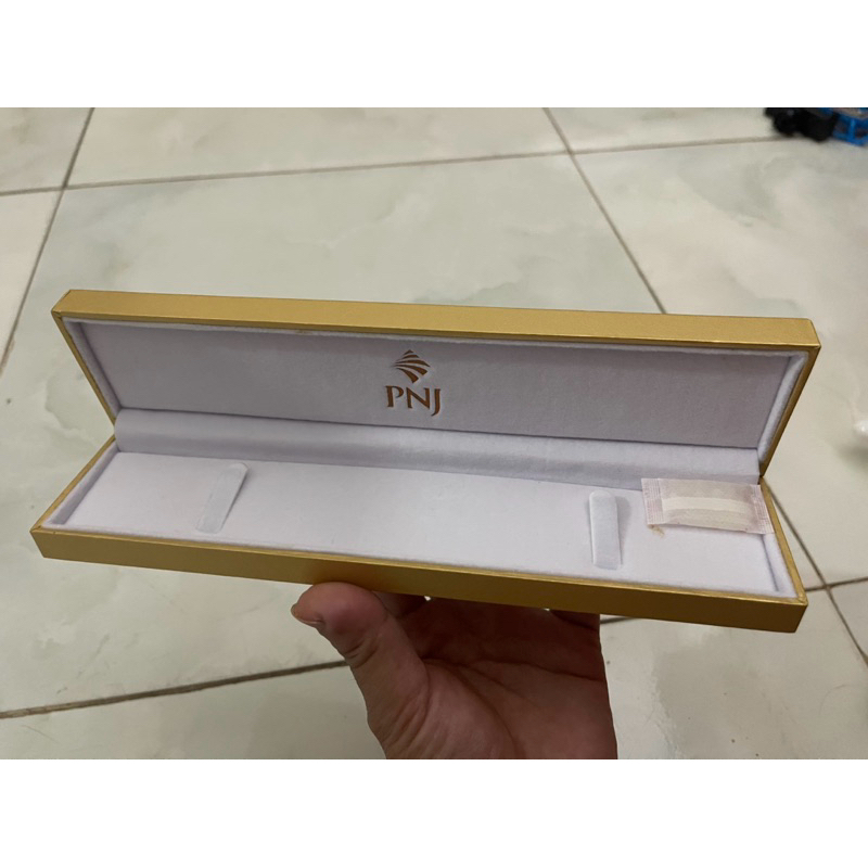hộp đựng trang sức dây chuyền hoặc lắc tay của pnj