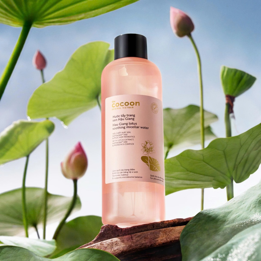 Bigsize - Nước Tẩy Trang Sen Hậu Giang Sạch Bụi Siêu Mịn PM1.0, Có Prebiotics Dịu Êm Cho Da Rất Nhạy Cảm Cocoon 500ml | BigBuy360 - bigbuy360.vn