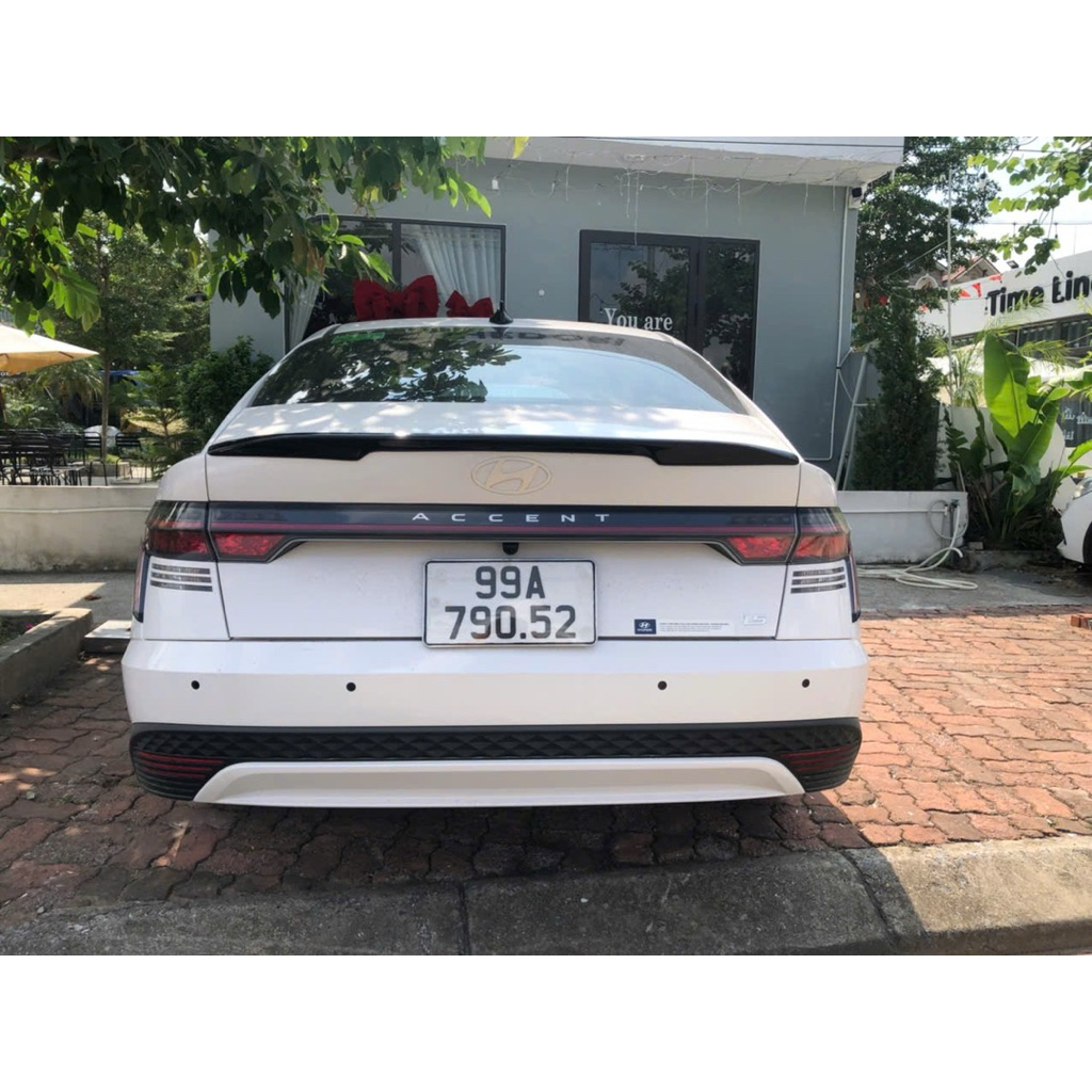 Đuôi Gió Liền cốp Đen Bóng Accent 2025-2026