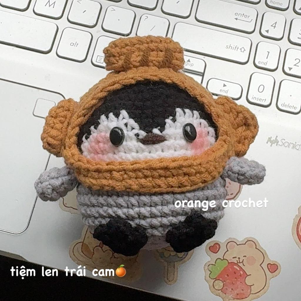 móc khoá len chim cánh cụt đội mũ bánh cá taiyaki