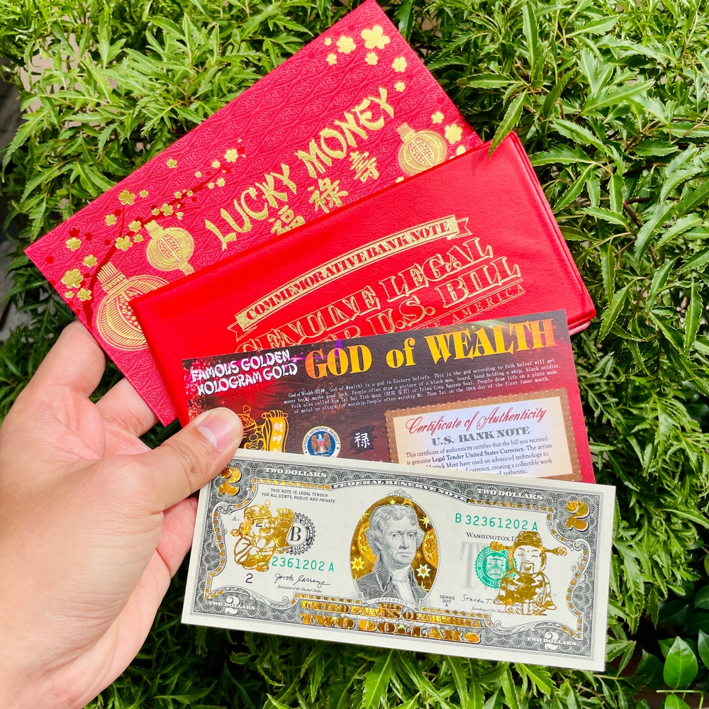 TIỀN 2 ĐÔ USD THẦN TÀI MAY MẮN - NGÀY VÍA THẦN TÀI - BAO DA ĐỎ