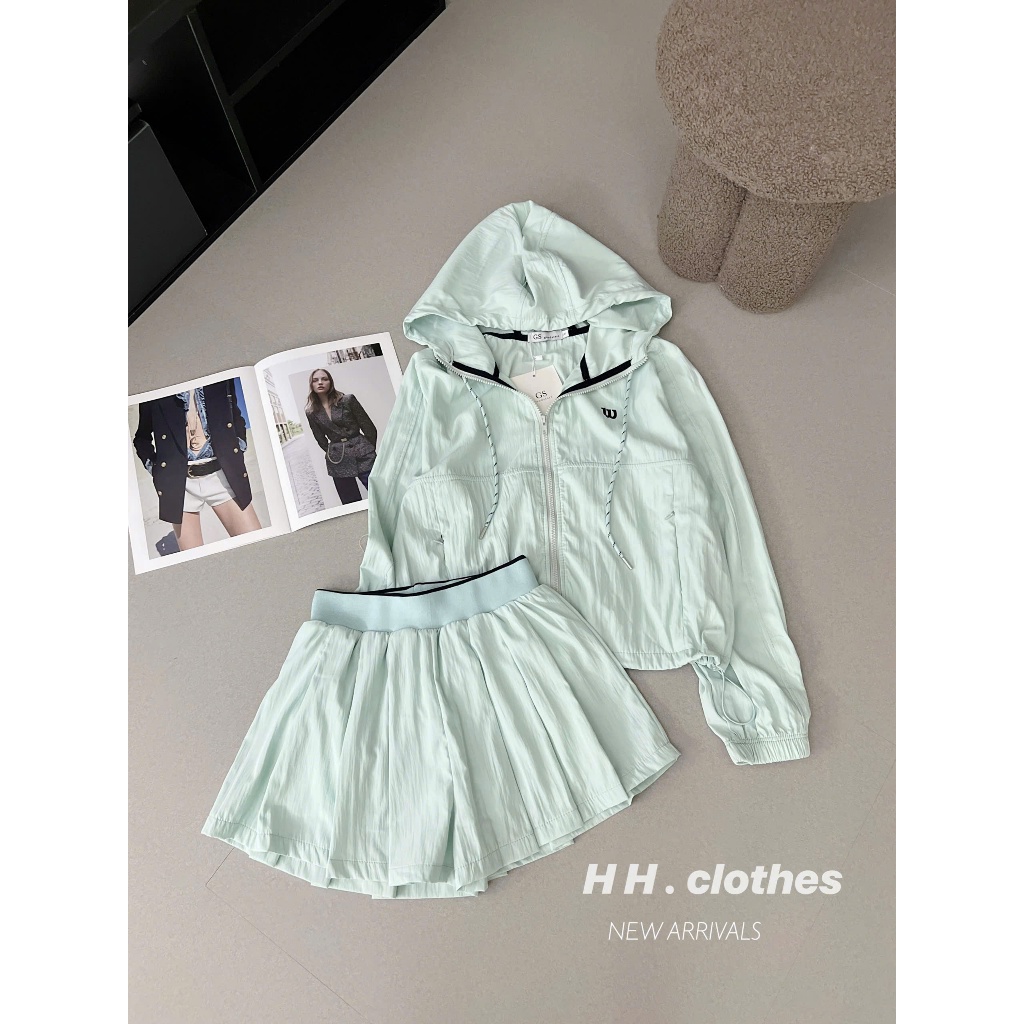 Set gió tennis nữ Wilson áo khoác hoodie kèm chân váy xếp ly