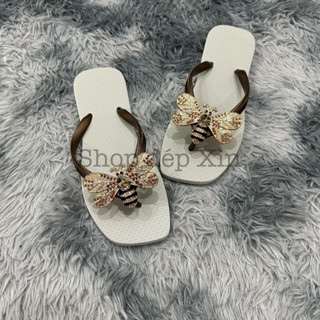 Dép kẹp tông lào xỏ ngón nữ đính Charm Ong thời trang êm ái, đế cao su mũi vuông bền bỉ nhiều màu lựa chọn.