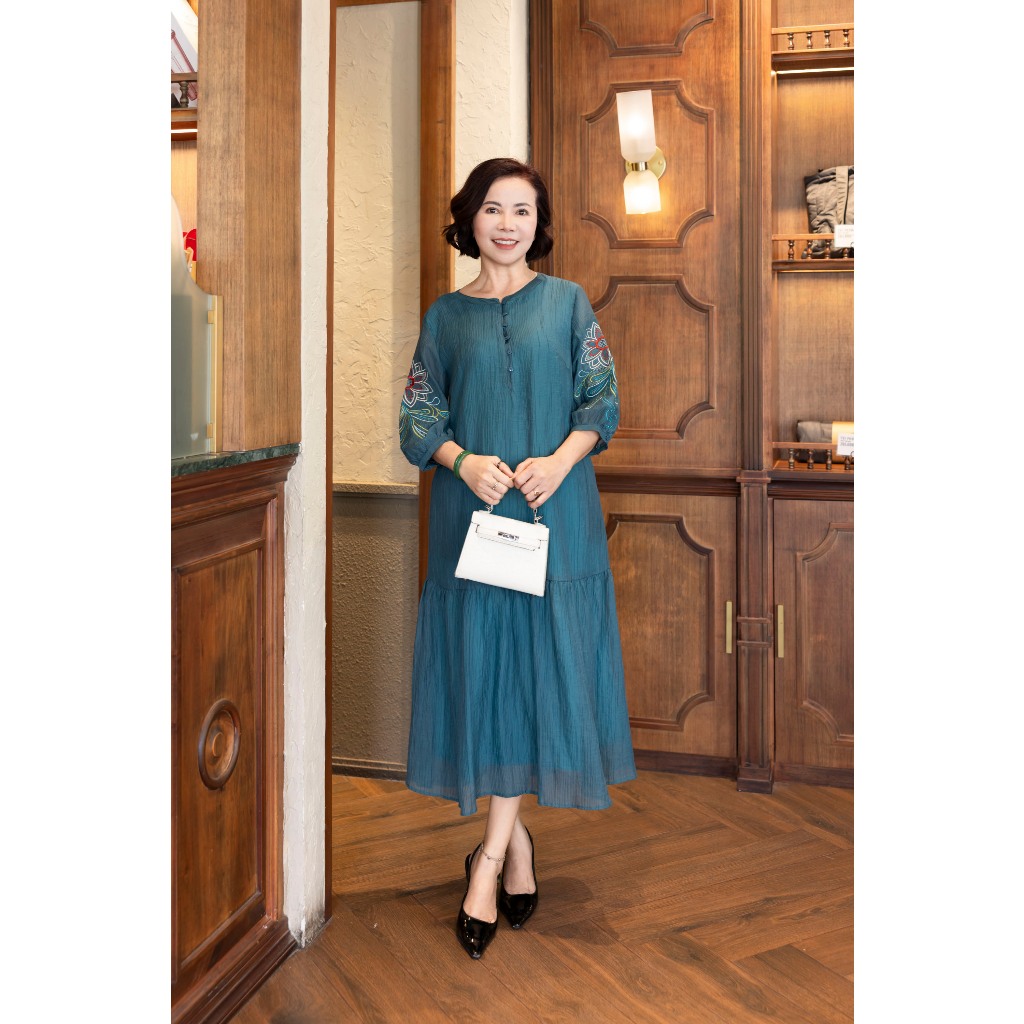 M COLLECTION | Váy Đầm Maxi Đuôi Cá Nữ Trung Niên Tặng Mẹ Cài Nút Thun Xốp Thêu Hoa Tay Lỡ D12778 | BigBuy360 - bigbuy360.vn