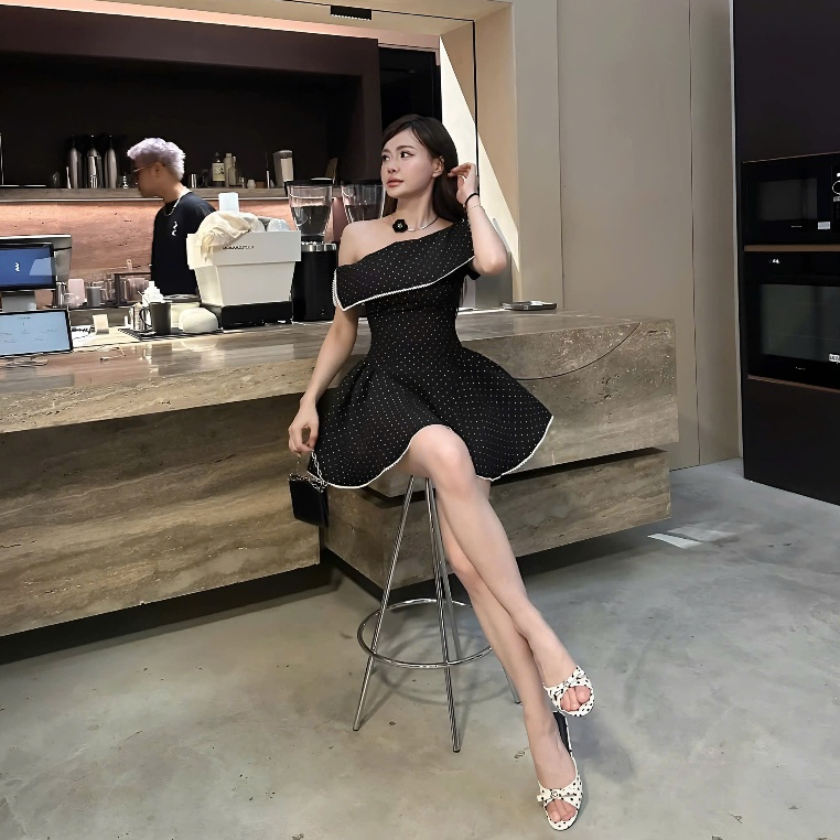 Váy Chấm Bi Vạt Lệch Sang Trọng Chất Liệu Kaki Mềm Đứng Dáng – Tặng Kèm Quần Trong | BigBuy360 - bigbuy360.vn