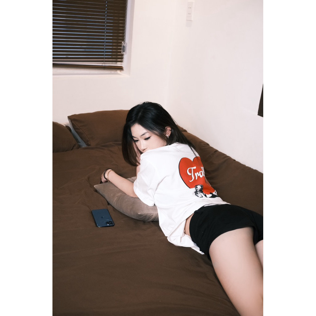 Áo Thun Tay Ngắn TRAFFY "HEART GIRL-HOT GIRL" In Trái Tim Cô Gái Form Regular Cotton 2 Chiều Unisex | BigBuy360 - bigbuy360.vn