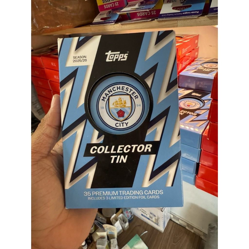 [ Manchester City Collector Tin ] Topps Man City Fan Set Tin Hộp Chứa Thẻ Cầu Thủ CLB Manchester Cit