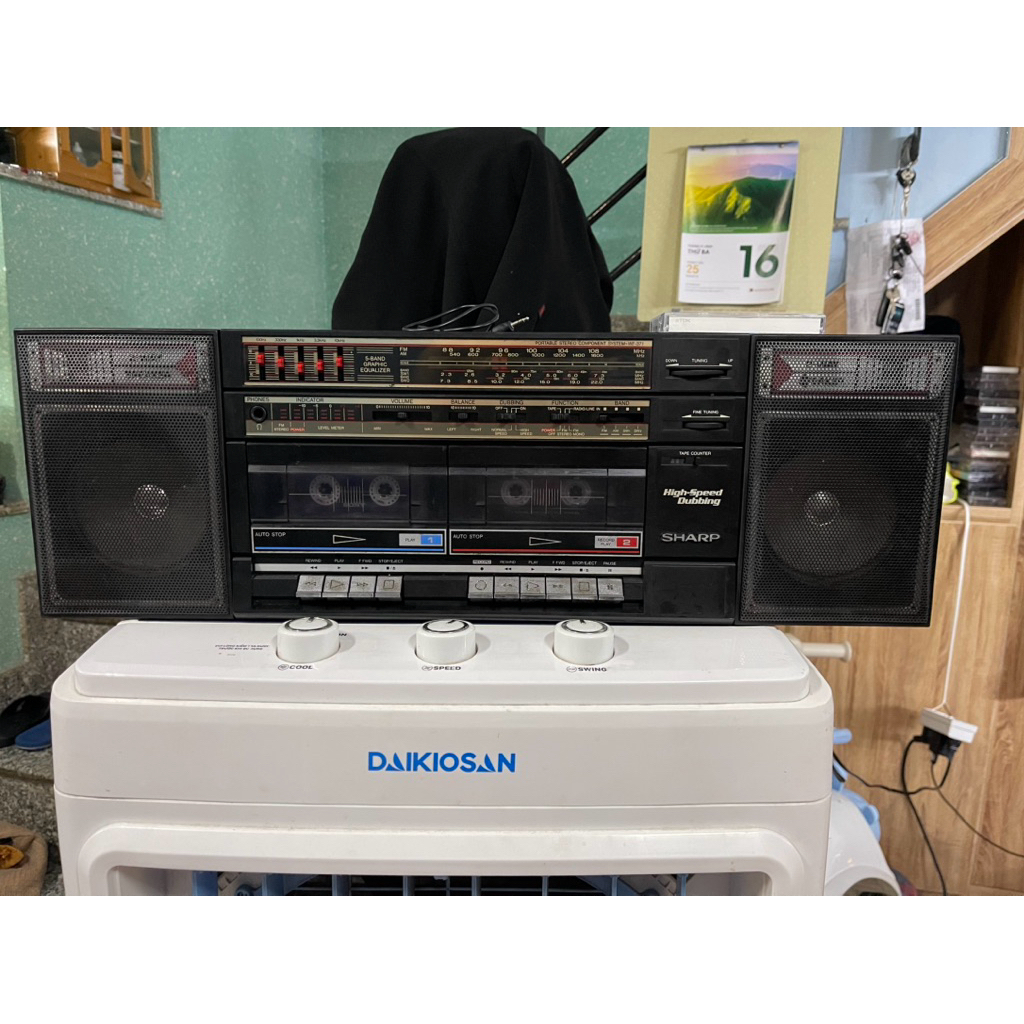 Đài Cassette Cổ / Cassette/ Radio/ Line in Sharp Như Hình( tặng 1 băng nhạc vàng)