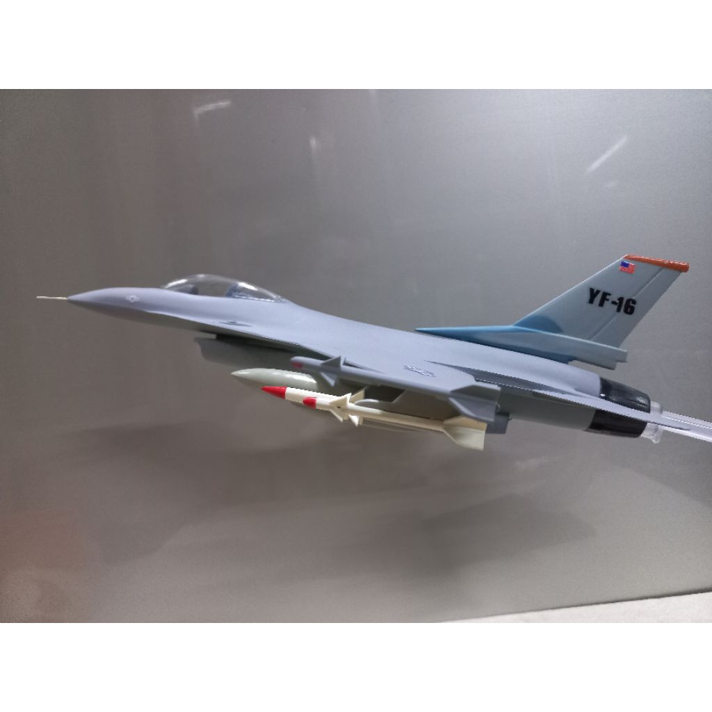 Mô hình Máy báy F-16. 1:48-ABS