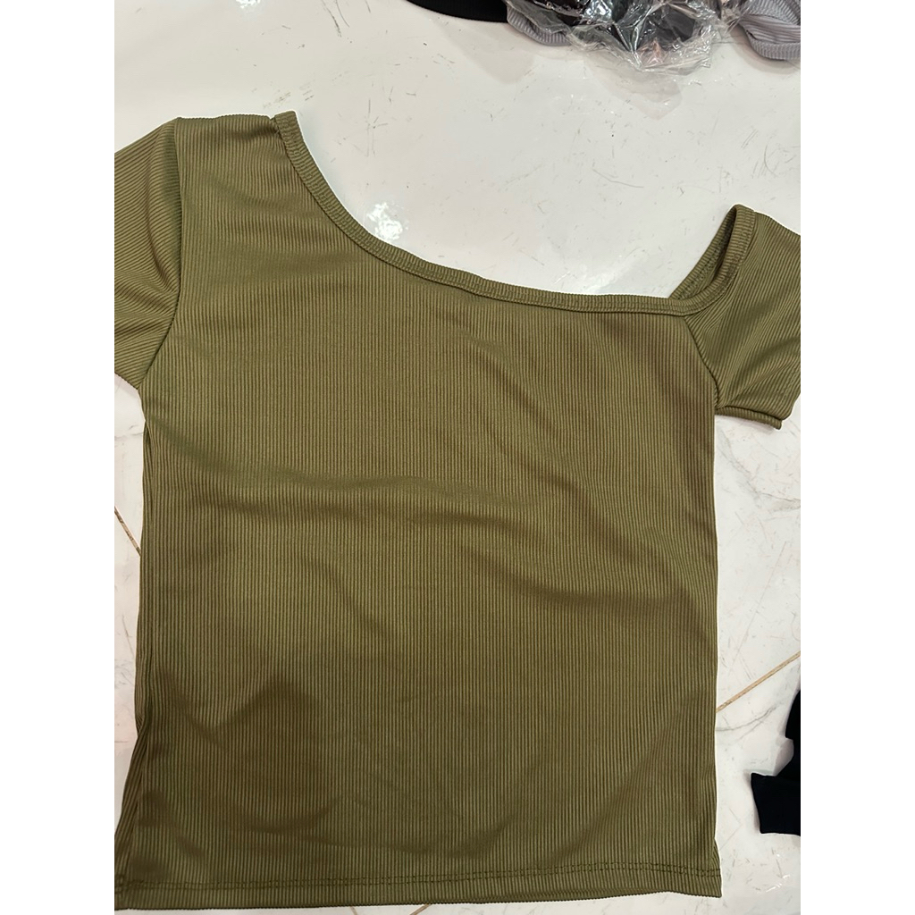 Áo croptop trễ vai ôm body tay ngắn vải thun tam lãnh co giãn phom dưới 52kg | BigBuy360 - bigbuy360.vn