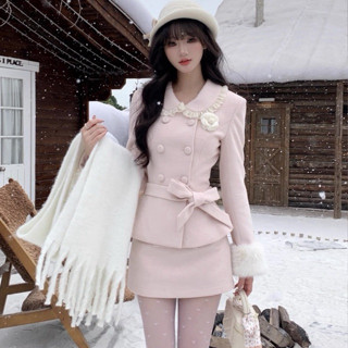   DONNA  Set Dạ Hai Món Áo Khoác Dạ Phối Chân Váy Chữ A Dáng Ngắn Tone Hồng Pastel Phù Hợp Thu Đông_ Hàng Order QCCC 