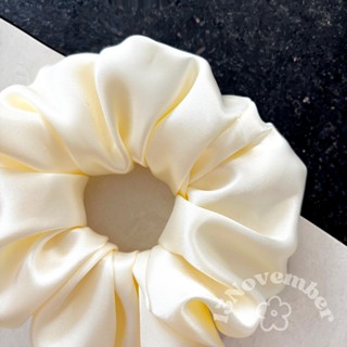   SIÊU TO  Scrunchies Cột Tóc Vải Lụa Satin Phi Bóng Cao Cấp Kem Beige Hàn Quốc Size To Nhún Sang Chảnh 
