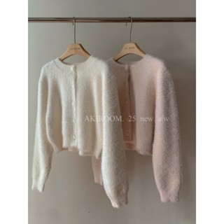  AKIROOM | Áo len lông thỏ cài cúc cổ tròn dáng ngắn 605461 