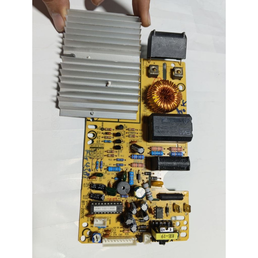 bo mạch nguồn của bếp từ đôi Kangaroo KG438i tháo bếp