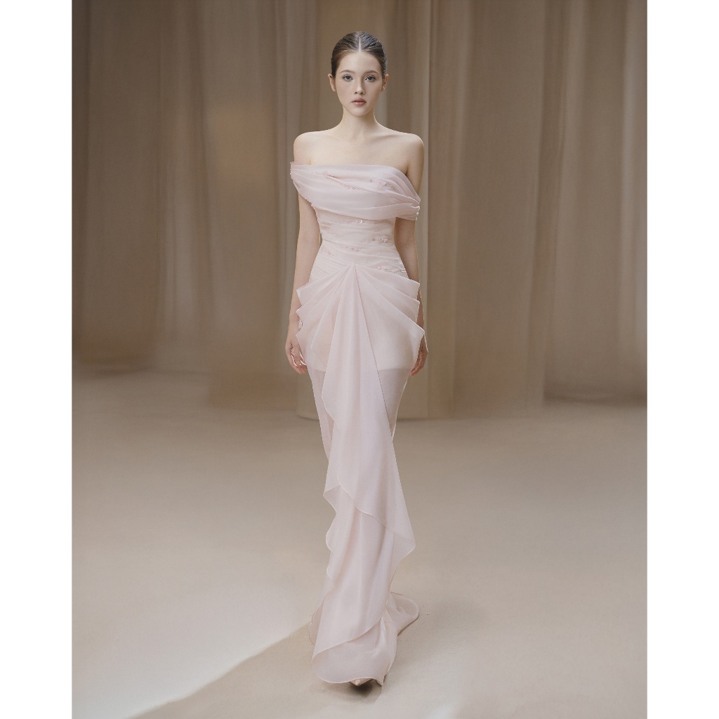LOVELYN Váy Bria – Đầm dạ hội hồng pastel dáng ôm lệch vai, chất liệu lụa chiffon cao cấp