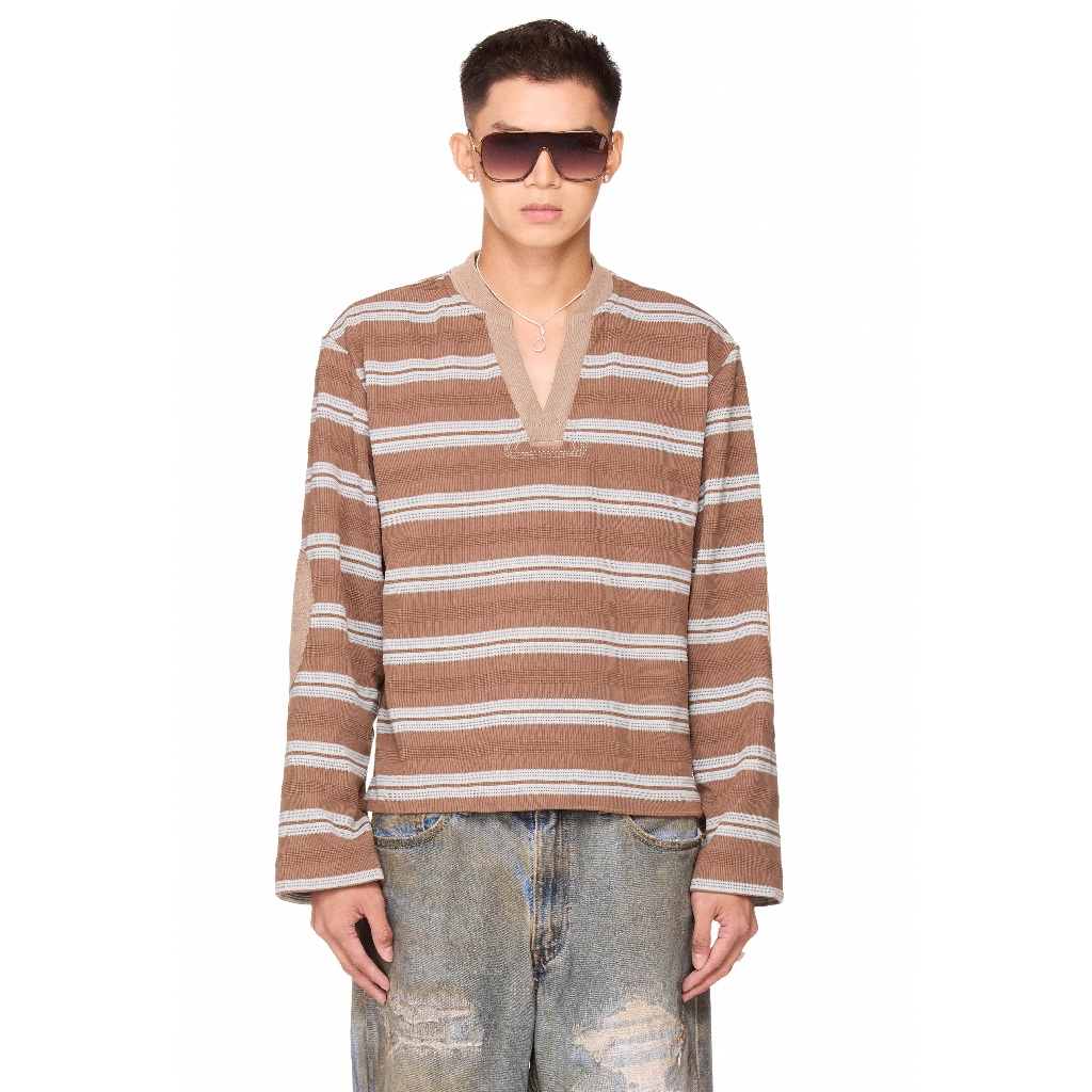 Áo thun tay dài cổ chữ V - BEUTER® STRIPED ELBOW PATCH SWEATER - MOCHA