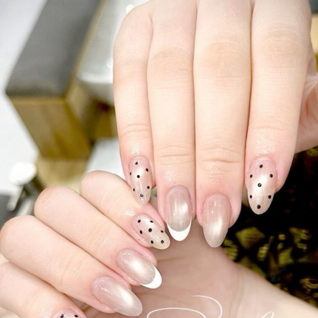 NAIL BOX MẮT MÈO FRENCH CHẤM BI ĐEN
