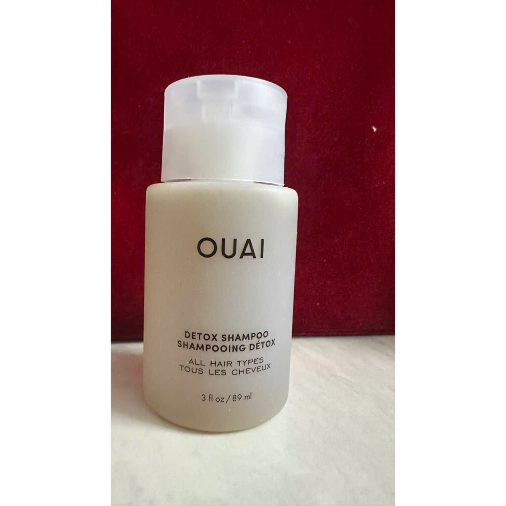 Dầu gội làm sạch sâu OUAI Detox Shampoo.