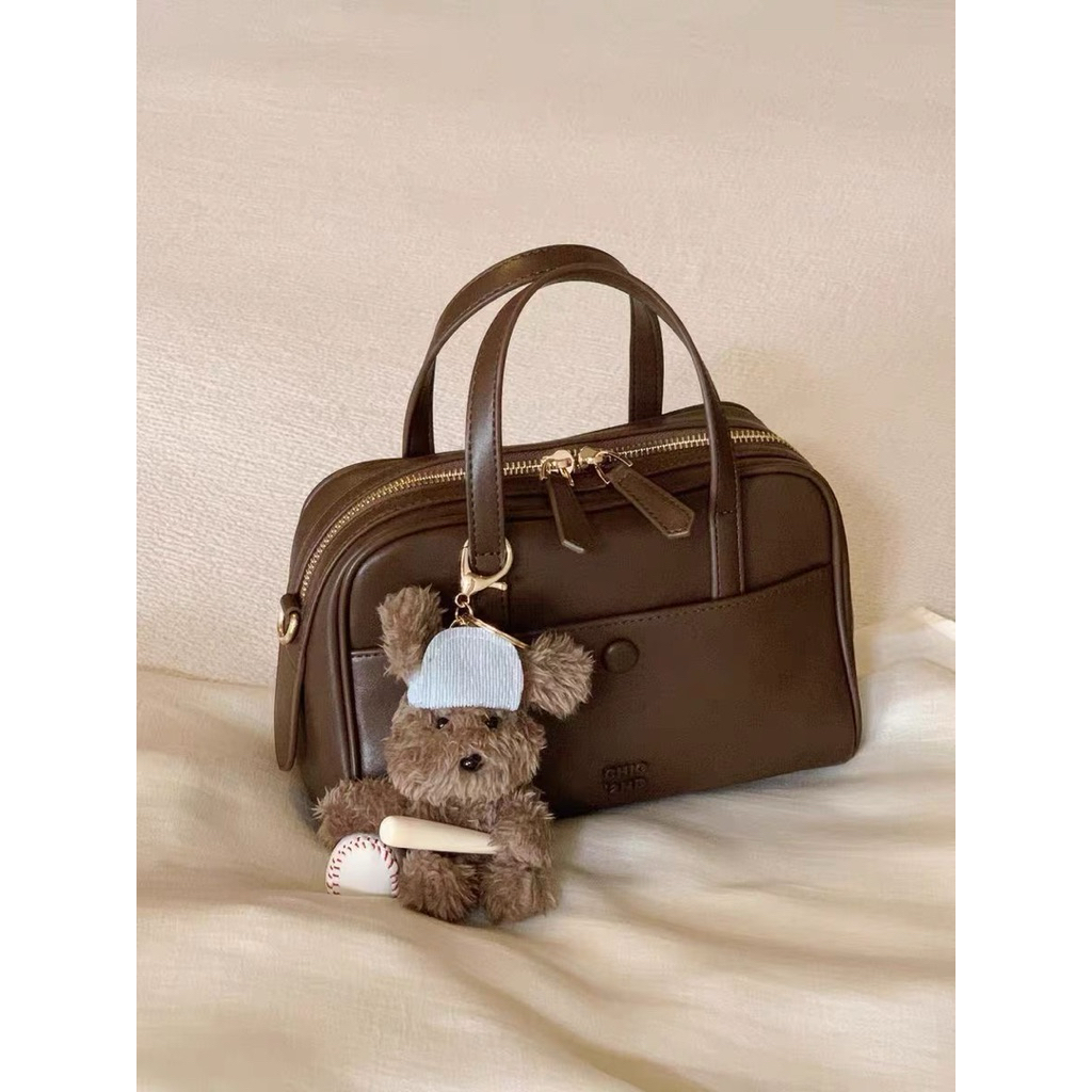 Túi Xách Nữ Chio Dáng Hộp Size 23cm – Da Mềm Sang Trọng, Xách Tay Đeo Chéo Kèm Charm Gấu – HT458