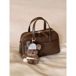 Túi Xách Nữ Chio Dáng Hộp Size 23cm – Da Mềm Sang Trọng, Xách Tay Đeo Chéo Kèm Charm Gấu – HT458