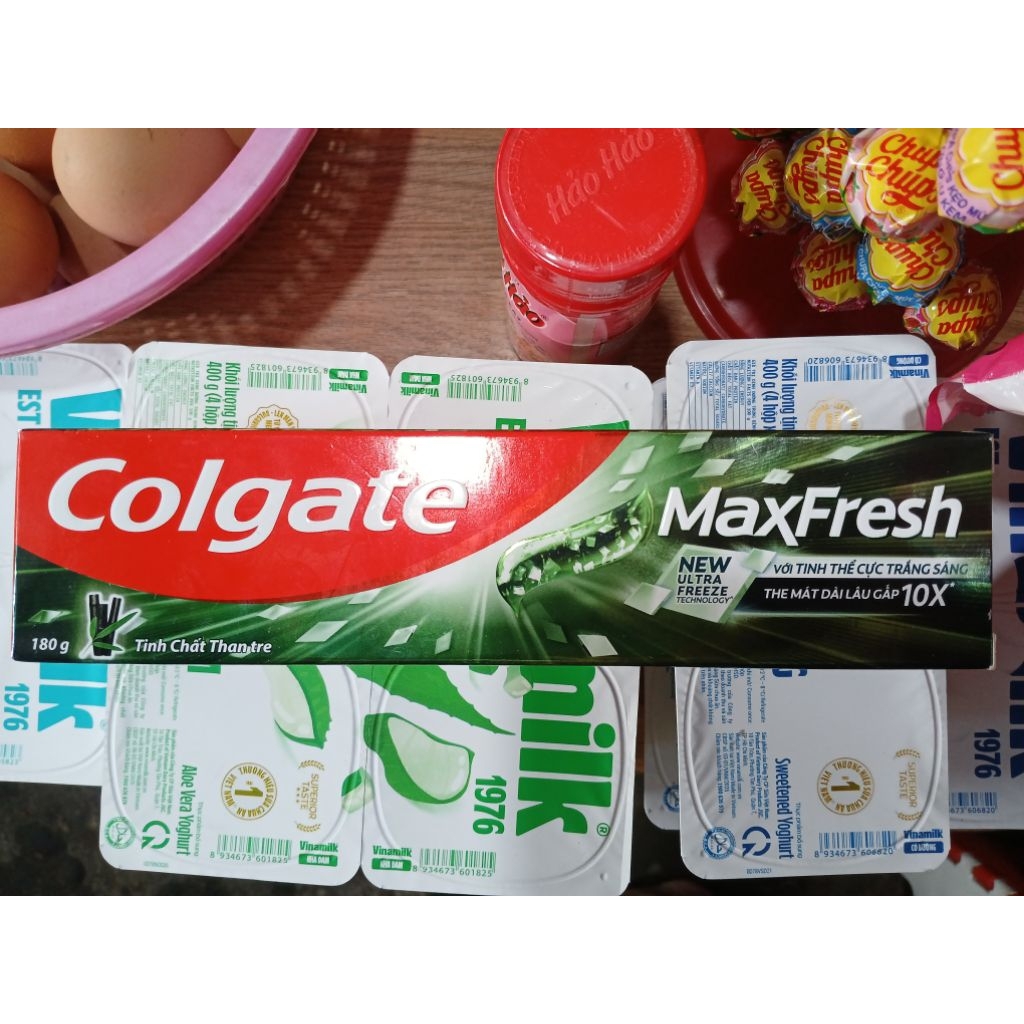 Kem Đánh Răng Colgate MaxFresh Tinh Chất Than Tre