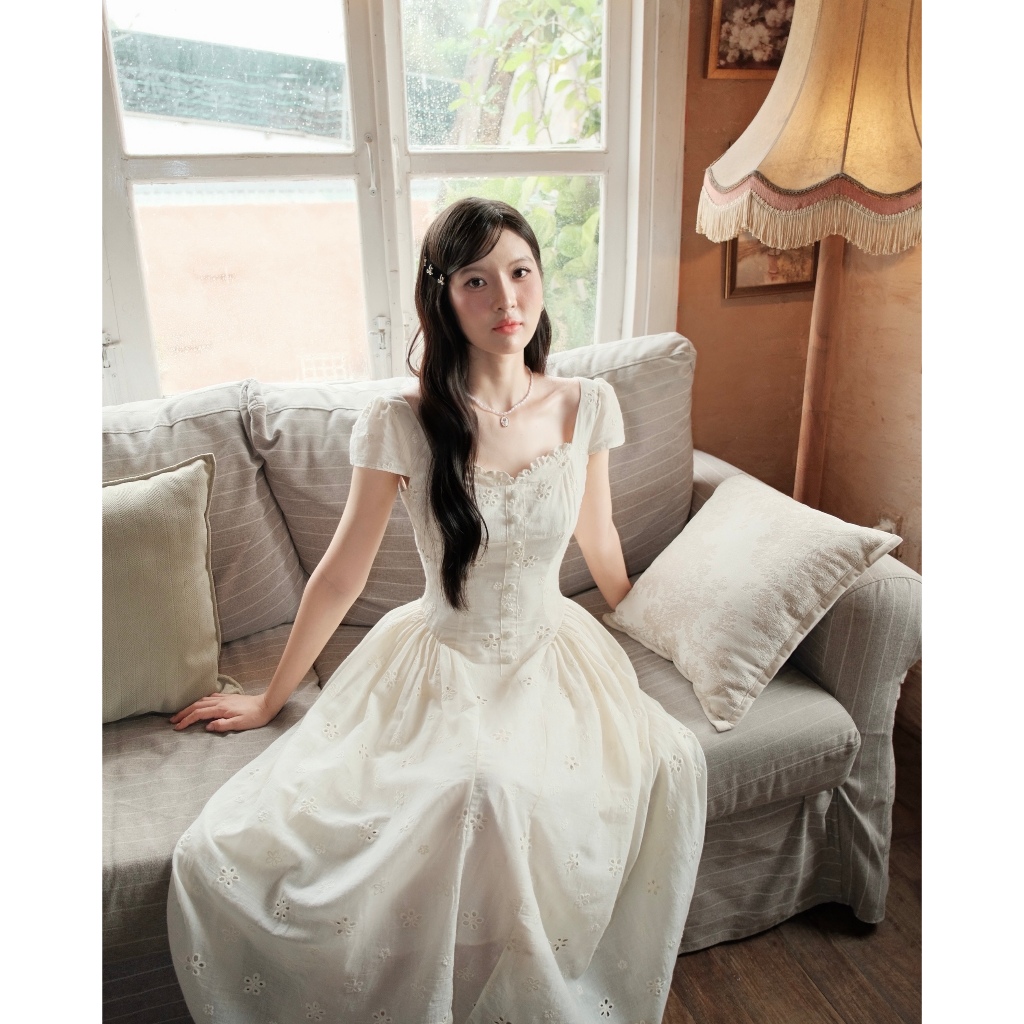 Đầm nàng thơ xinh nhẹ nhàng tiểu thư dáng xòe COQUI chất thô boi thêu hoa EMMA DRESS, đầm thiết kế tiểu thư trắng | BigBuy360 - bigbuy360.vn