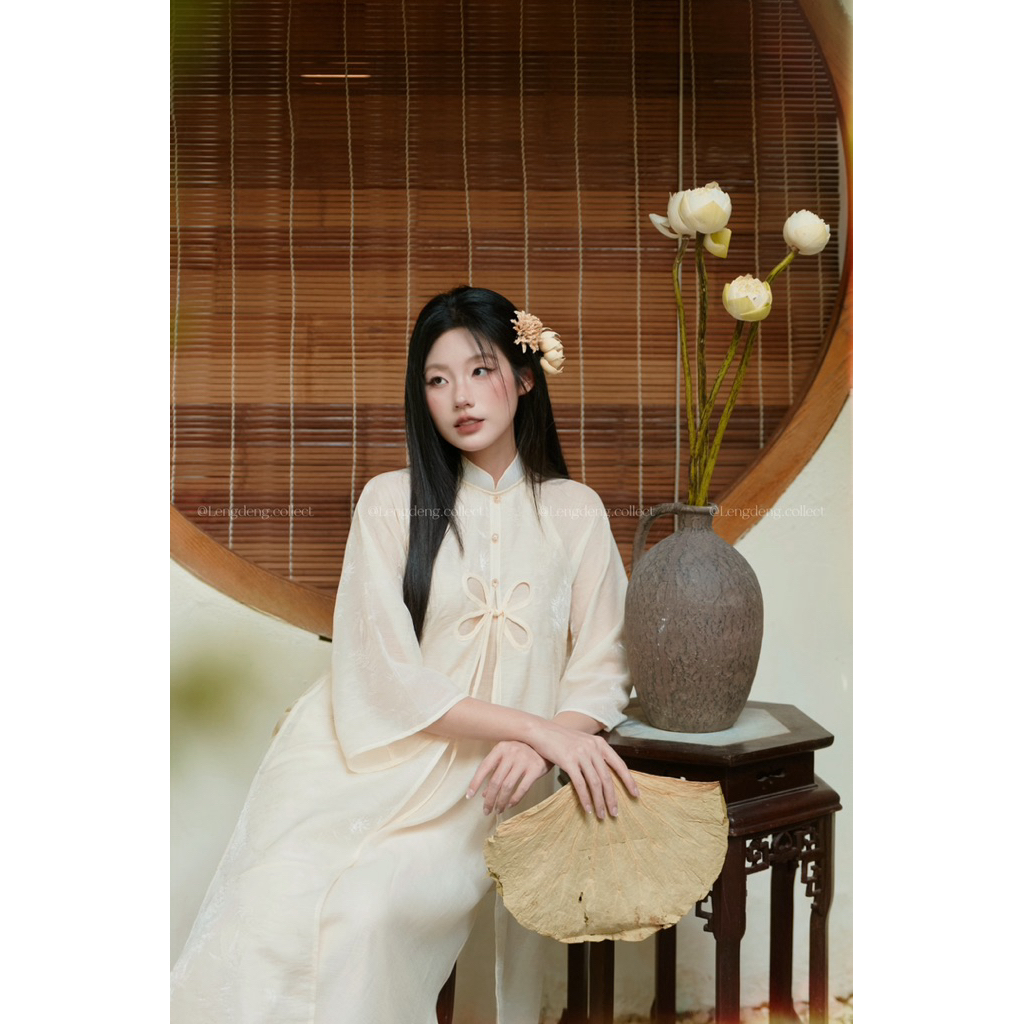 Áo Dài Hương Sen Trắng - Lengdeng.Collect | Áo dài dáng suông cách tân tà kép màu be phối hoa Lèng Dèng | BigBuy360 - bigbuy360.vn