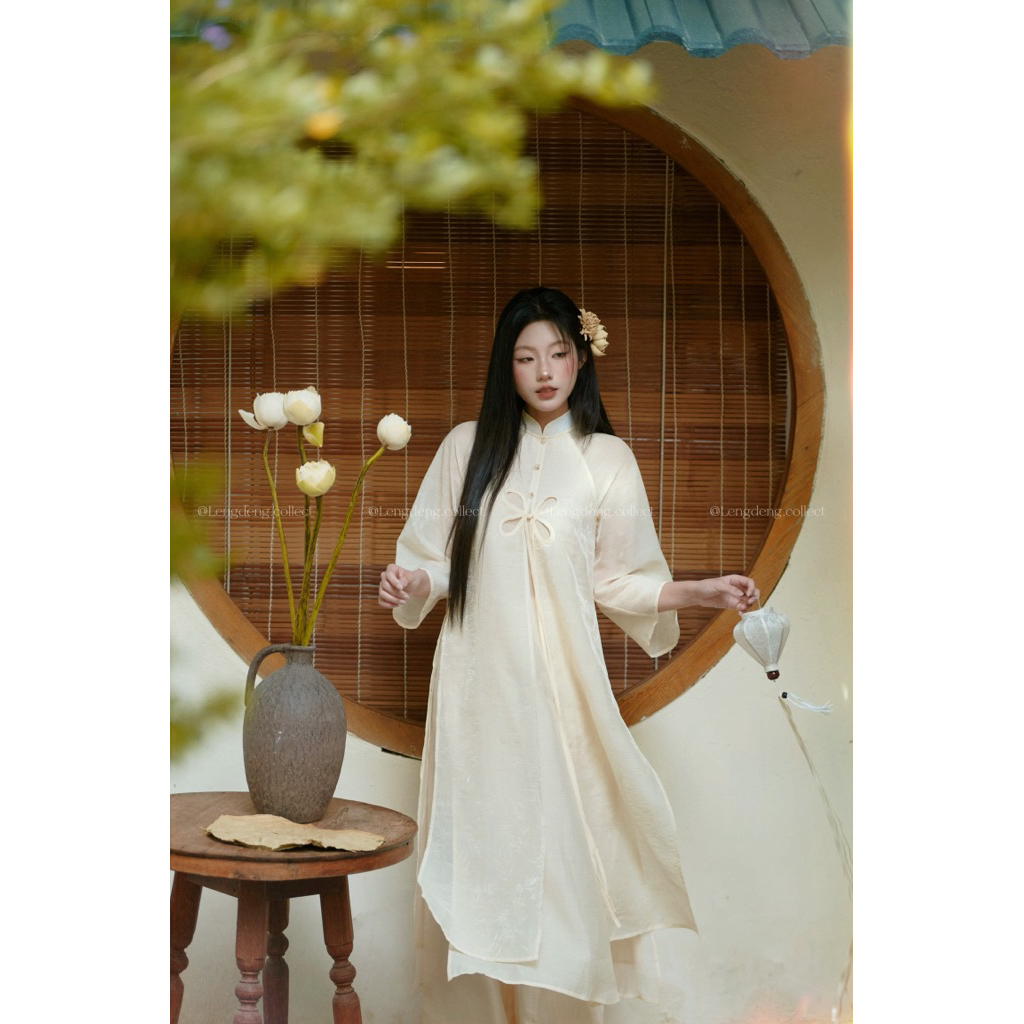 Áo Dài Hương Sen Trắng - Lengdeng.Collect | Áo dài dáng suông cách tân tà kép màu be phối hoa Lèng Dèng | BigBuy360 - bigbuy360.vn