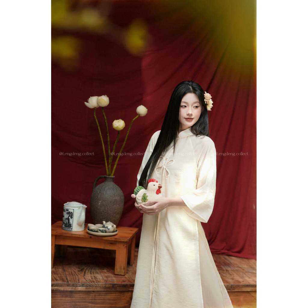 Áo Dài Hương Sen Trắng - Lengdeng.Collect | Áo dài dáng suông cách tân tà kép màu be phối hoa Lèng Dèng | BigBuy360 - bigbuy360.vn