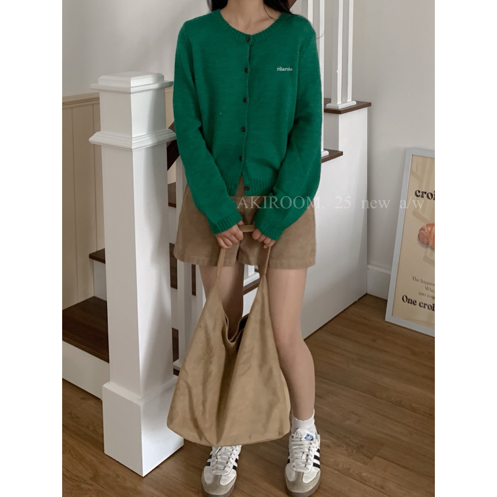 𝐀𝐊𝐈𝐑𝐎𝐎𝐌 | Áo len cổ tròn cài khuy form vừa thêu chữ rolarola 8336