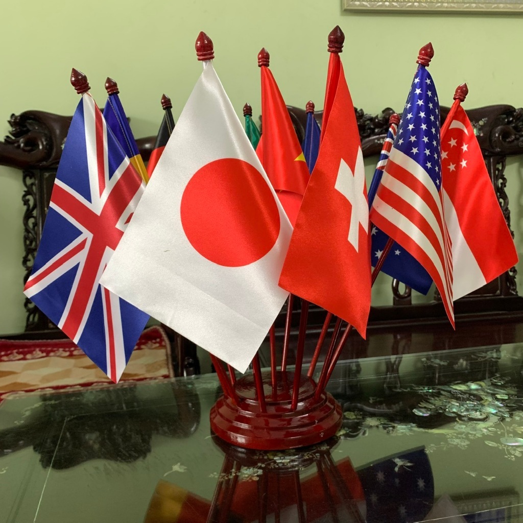 Bộ cờ để bàn đế gỗ cắm 11 cờ tuỳ chọn theo các nước