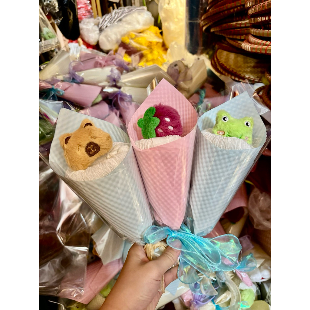 Bó hoa gấu 1 bông hình ốc quế các mẫu thú bông, kuromi, labubu, capybara hot trend