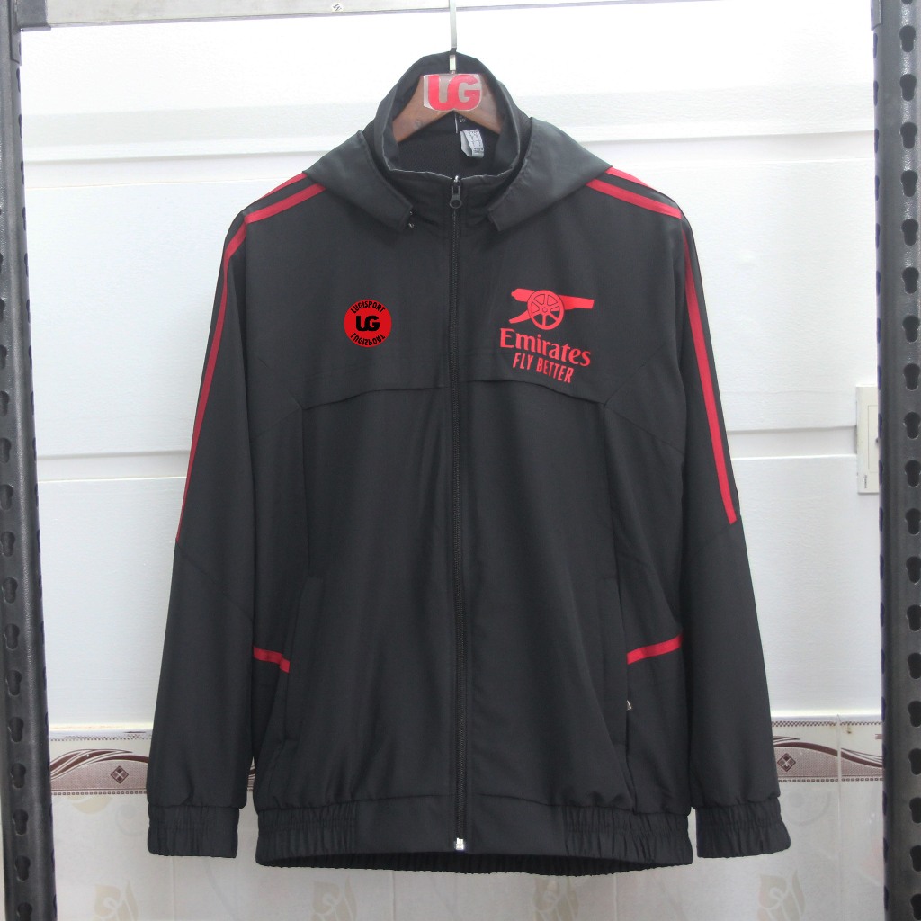 áo khoác gió clb Arsenal 2025 màu đen đỏ nón tháo rời