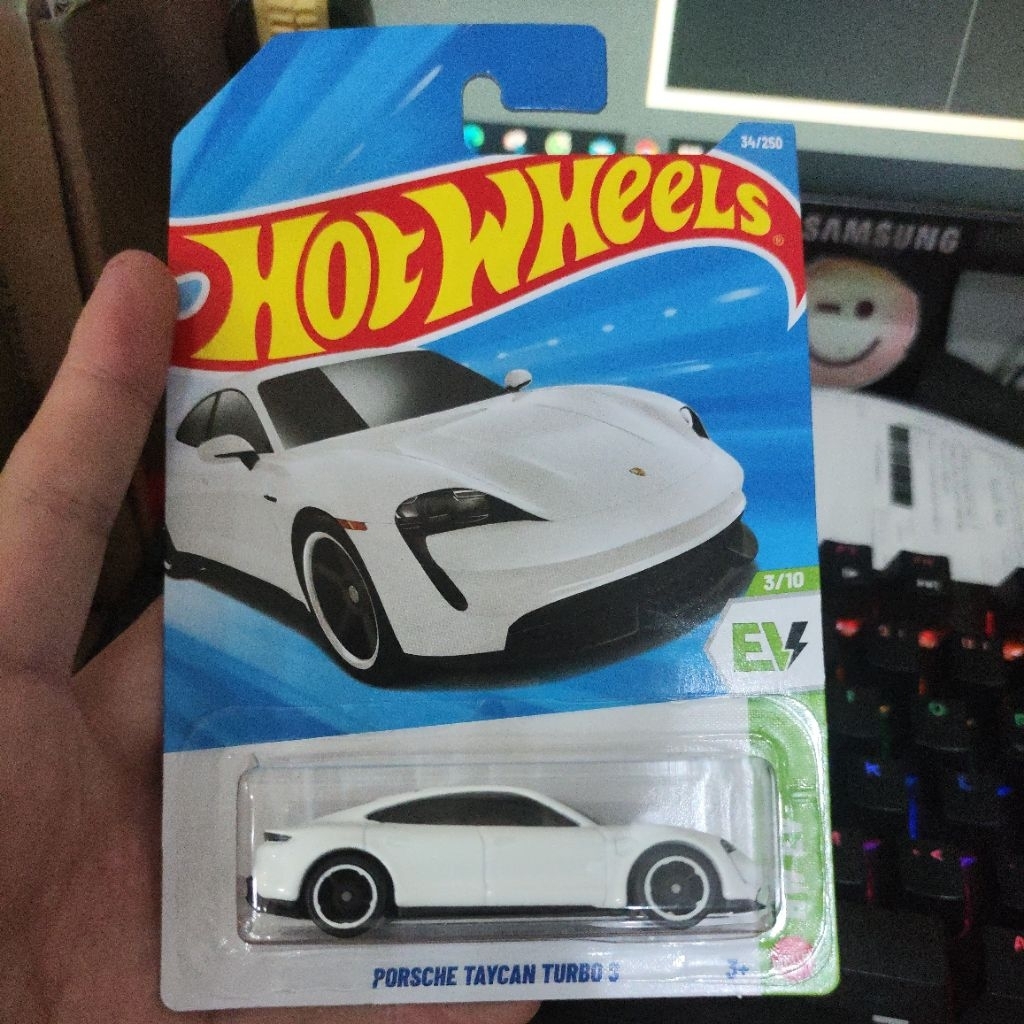 Xe hot wheels mô hình porsche taycan turbo s 2026