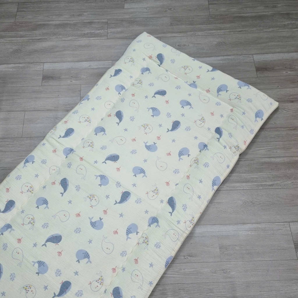 Nệm Muslin chần gòn lót cũi cho bé, Nệm Muslin cho bé đi học Kimhome.