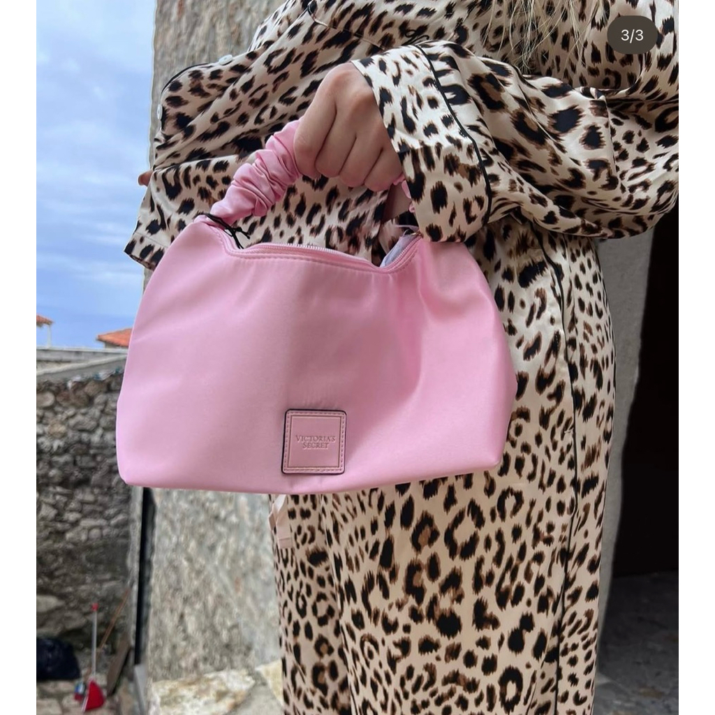túi trang điểm Victoria's Secret Scrunch Handle Bag màu hồng